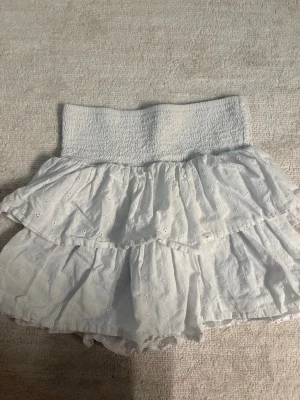 Vit sommar kjol - Vit sommar kjol i bra skick. Storlek XS- S men är stretchig. 