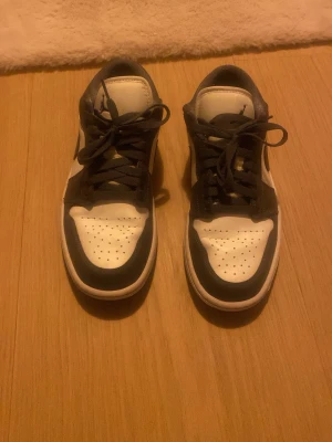 Air Jordan 1 - Mörkgrå och vita i bra skick, storlek 38,5💕