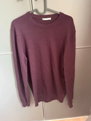 Vinröd stickad tröja unisex - En enkel och stilren vinröd stickad tröja med rund halsringning och långa ärmar. Tröjan har en mjuk och tunn stickning som passar perfekt till lager på lager. Inga synliga loggor eller mönster, bara clean och klassisk look. Kan gå ner i pris vid snabb affär 
