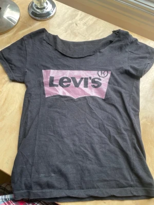 Offshoulder Levis tröja - Säljer en Offshoulder Levis tröja. Etiketten är avklippt men jag skulle gissa på att tröjan är i ungerfär storlek S.