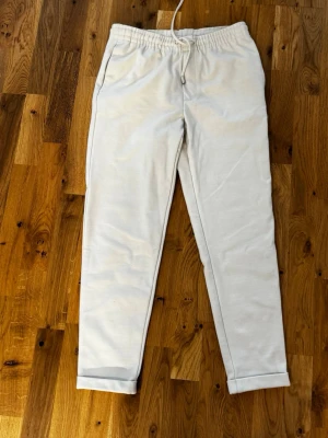 Vita mjukis chinos med dragsko - *HERR*  Ljus beige mjukischinos från Zara.   Storlek M.   Bra skick inget att anmärka