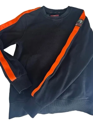 Parajumper sweatshirt  - Använd fåtal gånger, jätte fin tröja 🧡osäker i detta nu om storleken är xs eller s, men är ni intresserade av att köpa så kollar jag storleken till er 