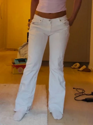 vita lowwaist jeans - snygga vita jeans som passar till allt🫶 de är lowwaist och bootcut 💕 Jag är 160cm