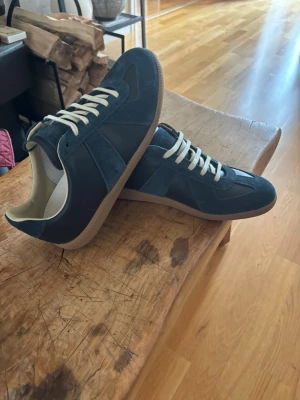 Maison Margiela gats navyblue - Säljer nu mina MM gats I färgen mörkblå då jag inte använder dom längre. Används ett få tal gången så dom är i väldigt fint skick. Storleken är i 42 man kan passa både 41-42. Allt finns kvar till dom låda, skydd och tvätt påse. 