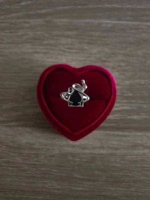 Silvrerfärgad ring med orm och spader - ring i storlek 18,1mm, silverfärgad. 