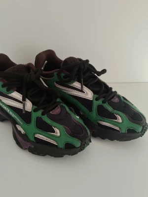 Sportiga trendiga sneakers från Lacoste flerfärgade gorpcore 37 - Flerfärgade sneakers från Lacoste i storlek 47. I väldigt bra skick. 