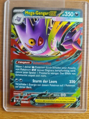 Mega-Gengar EX Pokémonkort tyska - Mega-Gengar EX är ett samlarkort från Pokémon TCG på tyska. Kortet har en färgstark design med lila, gult och svart motiv och ligger i ett genomskinligt plastfodral. Perfekt för dig som gillar Pokémon och vill utöka din samling med ett unikt kort.