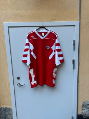 Sovjetunionen fotbollströja - Adidas Originals CCCP/Sovjetunionen Mash-Up fotbollströja från 2018 som släpptes i samband med VM i Ryssland. Tröjan är otroligt fet och i ett mycket bra skick (knappt använd) storlek Large