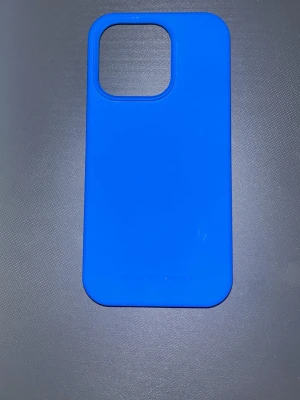 Blått mobilskal från iDeal of Sweden - Snyggt blått mobilskal från iDeal of Sweden med stilren design. Skalet är gjort i ett mjukt silikonmaterial som ger bra grepp och skydd. Insidan är klädd i beige tyg för extra skydd mot repor. Passar perfekt för dig som vill ha ett färgstarkt och modernt skal.