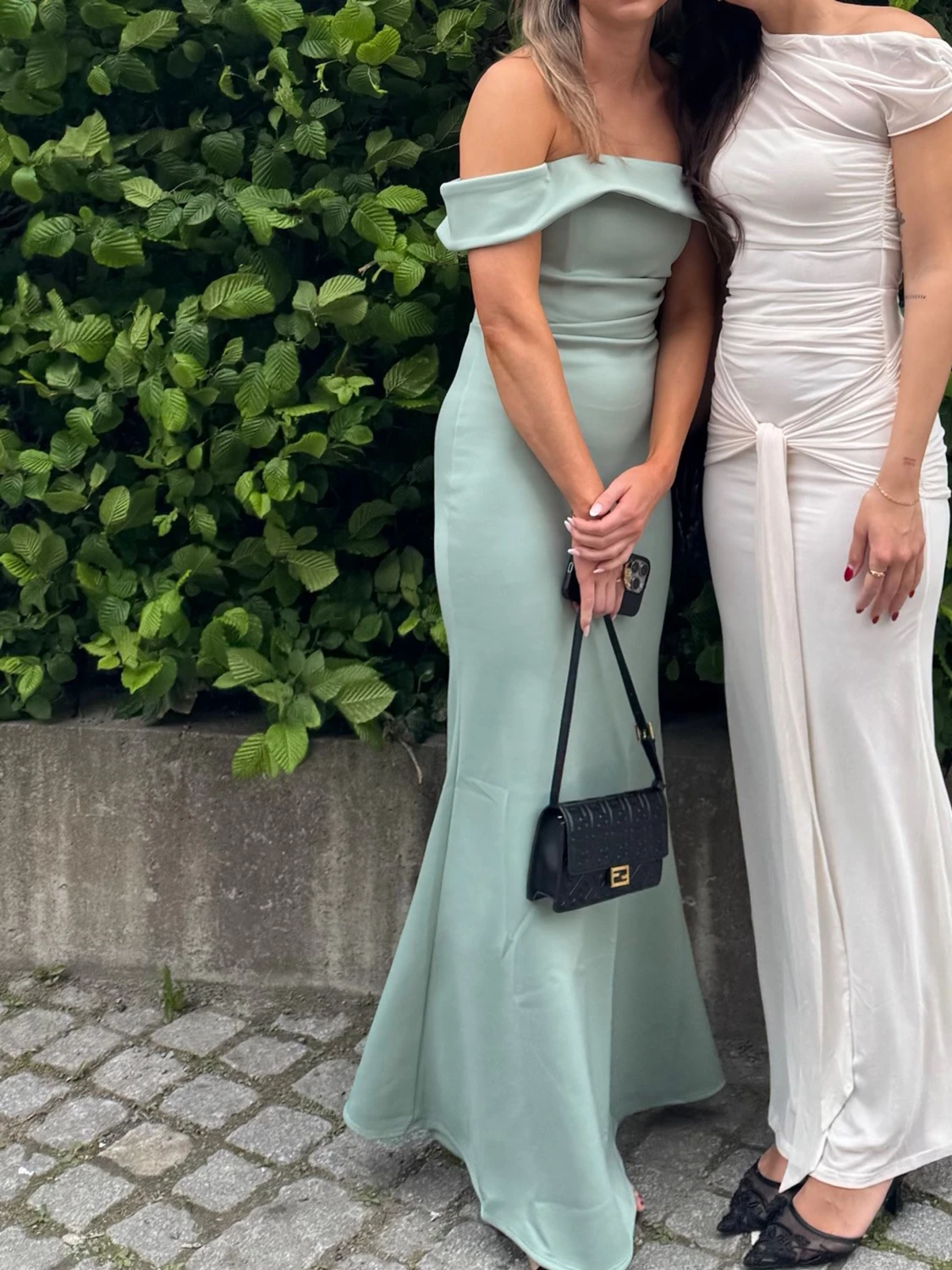 Ljusgrön offshoulder långklänning - 1
