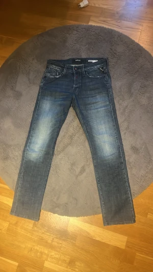 Replay jeans - Blåa jeans ifrån replay😮‍💨💯 Storlek 28 📏 Beställde dom online för ungefär 2 veckor sedan men pga dom är för korta så säljer jag dom. 😔 Hör av er vid frågor eller funderingar!👏😊
