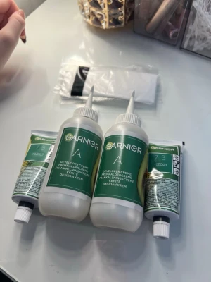 Garnier hårfärg 7.3 golden blonde  - 💛Garnier hårfärg 7.3 Golden Blonde 💛Säljer ett set med två hårfärg i nyansen 7.3 ljus guldblond. Perfekt för dig som vill färga håret hemma. Säljer då jag aldrig vågat färga själv💛🌟