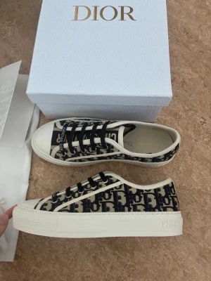 Dior sneakers skor - Säljer vidare mina Walk’n dior sneakers i storlek 38. Fortfarande nyskick då de inte kommit till användning. All tillbehör medföljer samt vita skosnören. 