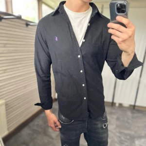 Ralph lauren skjorta - Mycket fint skick, defekt syns på sista bilden, inte tydligt vid användning‼️. Nypris ca 1000kr. Passar dig som är 175-185cm ungefär. Modellen är 185 cm, 75 kg. Skriv för mer information!🤝