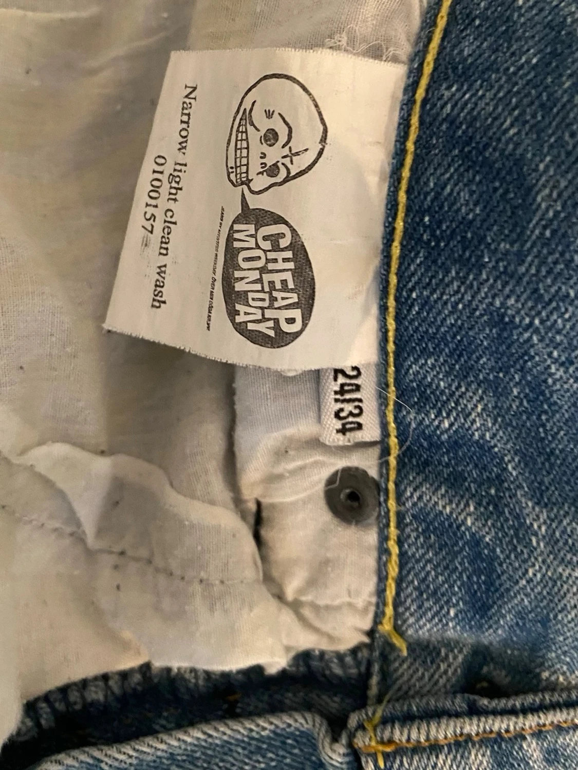 Ljusblå skinny jeans med knappar Från Cheap Monday.  - 3