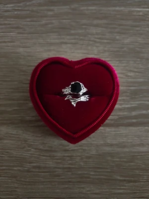 Silverfärgad ring med svart sten - ring i storlek 16,1mm, silverfärgad. 
