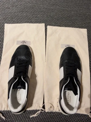 Valentino Flycrew - Flycrew Svarta ◾️ -Storlek 41 -Skick 9,5/10 nästintill nya! - fås med dustbag Pris 2399 kr