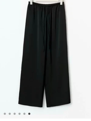 Satin byxor från gina trickot  - Svarta fina satin byxot