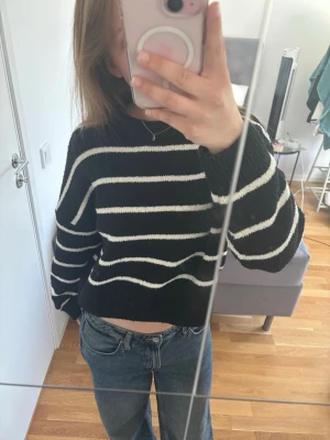 Randig stickad tröja - Svartvit randig stickad tröja från nakd! Något kortare modell.