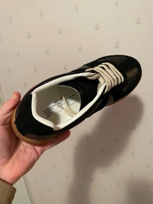 Maison margielas  - Säljer dessa riktigt schyssta margielas i storlek 43. Både fysiskt och online kvitto finns ä! Skorna har inga defekte rich passar perfa nu till sommarn. Pris går att diskutera, skriv gärna vid funderingar! 