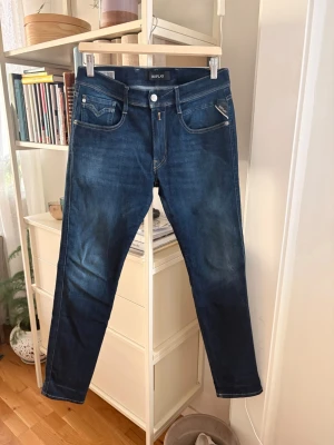 Replay jeans anbass - Snygga blåa jeans ifrån replay i modellen anbass, väldigt mjuka och sköna i materialet och inga defekter! 