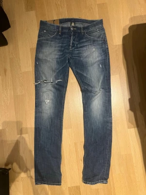 Dondup - slim fit - size 31 - Säljer dessa super snygga jinzen från Dondup i en ljusblå färg med sköna fades. Storlek 31, skick: 7/10 Pris kan diskuteras vid snabb affär, vid fler frågor är det bara att skriva!