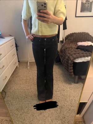Svarta bootcut jeans från HM  - Säljer ett par svarta bootcut jeans med klassisk femficksdesign. Jeansen har en snygg tvätt och raka ben som går ut lite nedtill. Perfekta till en trendig vardagslook. 