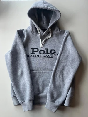 Ralph Lauren Hoodie - En riktigt snygg Ralph Lauren hoodie i storlek Medium (M). Pris är ej 100% satt i sten. Bara skicka DM om du har några frågor. Snörerna är lite slitna.