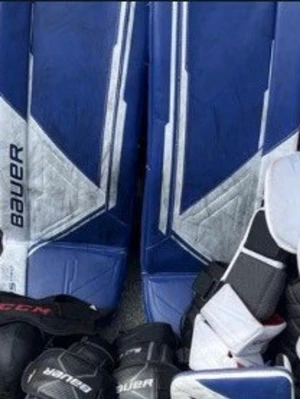 Blått målvaktskit hockey Bauer/CCM - Säljer ett komplett målvaktskit för hockey med benskydd, plockhandske och blocker i blått och vitt från Bauer och CCM. Utrustningen har cool design med tydliga loggor och passar perfekt för dig som vill stå i mål på isen.