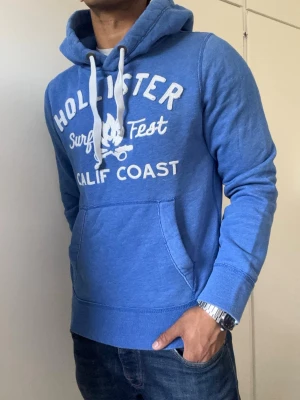 Vintage Hollister Hoodie - Säljer denna as snygga Hollister Hoodien | Mycket bra skick | Storlek S | Längd ≈ 64cm, Bredd armhåla-armhåla ≈ 54cm | Modell 175cm, 68kg | Hör av vid funderingar! 