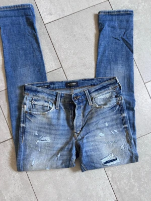 Jack & jones jeans - Sjukt snygga slitna jack & jones jeans! - Slim glenn - W30 L32 - skick 10/10 - hör av dig vid minsta fundering!