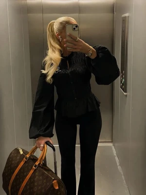 Svart blus från nelly  - svart flirty smock blouse från nelly i storlek 34, knappt använd🩷 slutsåld på hemsidan🩷