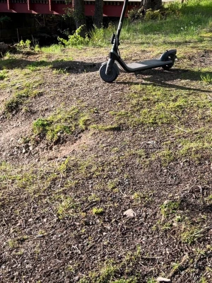 Svart elscooter  - Säljer en svart elscooter med robust ram. Scootern har en stilren design med mattsvart finish och bred fotplatta. Perfekt för att ta sig fram snabbt i stan eller till skolan. Laddningsuttag och handbroms finns på styret. Får med laddare. Samt kan kopplas till din mobil om du vill leka lite me inställningar. Nyligen köpt så de är bra skick. 