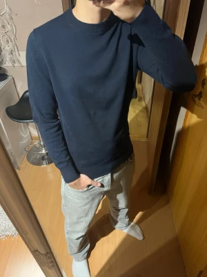 Massimo Dutti stickad tröja  - Säljer min Massimo Dutti stickade tröja. Den är i väldigt bra skick och knappt använd. Skriv i DM för fler bilder ✅