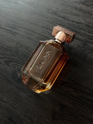 Hugo Boss The Scent Private Accord 100ml - Hugo Boss dam parfym med noter av kakao och apelsin. Ca 90% kvar i flaskan (se bild). OBS! Alla mina parfymer förvaras i ett svalt rum borta från solljus! 