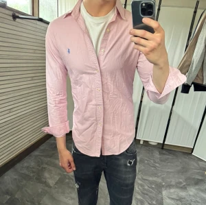Ralph lauren skjorta - Mycket fint skick, inga defekter. Nypris ca 2000kr. Passar dig som är 170-180cm ungefär. Modellen är 185 cm, 75 kg. Skriv för mer information!🤝