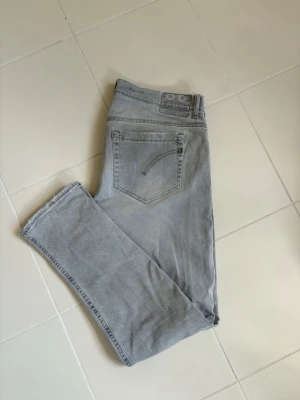 Dondup George stentvättade jeans w38  - Superfina snygga eleganta och eftertraktade blå stentvättade Dondup George i w38 (47 cm breda och 104 cm total längd). Helt perfekta nu till sommaren! Väldigt prisvärda och schysst tvätt i utmärkt topp skick! Tveka inte vid minsta fråga eller fundering och pris ej hugget i sten.