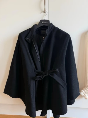 Poncho / Cape - Poncho / Cape från märket STOCKHLM i storlek XS/S.  Superfin och elegant, perfekt nu till våren. Men får tyvärr ingen användning för den.. Sparsamt använd!