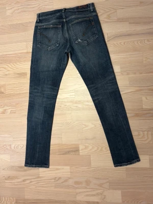 Dondup Jeans  - Säljer ett par oanvända mörkblå dondup Jeans med slitningar på. Nypris 4000 kr, men säljs för endast 899 kr.