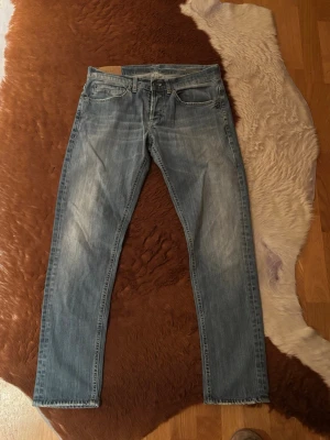 Dondup george - Säljer ett par dondup George i storlek 33. Hör av dig vid minsta fundering