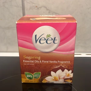Veet Sugaring Essential Oils 250 ml - Säljer en Veet Sugaring med essentiella oljor och doft av floral vanilj. Innehåller 250 ml och används med remsor för hårborttagning. Helt oanvänd!
