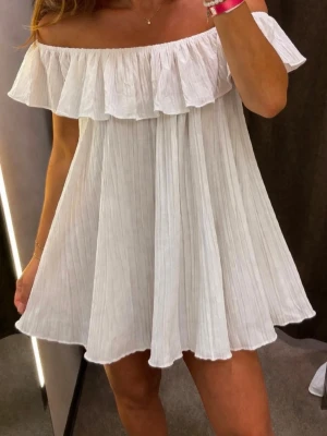 Flowy studentklänning zara - Säljer denna otroligt fina studentklänningen från Zara som inte säljs längre. Storlek M men passar större och mindre då den ska sitta löst. Perfekt till den som inte vill ha något tight men ändå snyggt. Den är väldigt efterfrågad och därav priset 🤗 kan först posta 5/4 då jag inte är hemma nu. 