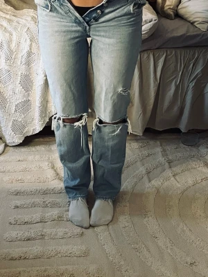 Zara jeans  - Super fina jeans från Zara, de har slitningar på fickorna där bak💕 aldrig använda