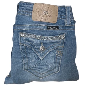 Miss Me jeans - Lågmidjade Straight Miss Me jeans. W28 [Ytterbenslängd 98cm] [Innerbenslängd 76cm] [Midja 40cm] [Benöppning 20cm]