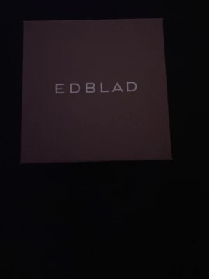 Silverfärgat flätat armband Edblad - Snyggt armband från Edblad i silverfärg med flätad design. Armbandet har en stilren och modern look, perfekt för att lyfta vilken outfit som helst. Kommer i originalask.