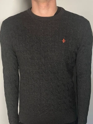 Kabelstickad Morris tröja merinoull - Säljer en riktigt snygg och trendig Kabelstickad Morris tröja i 100% merinoull och i fint skick, storlek M men sitter som S, vid frågor är det bara att skriva //Gramenti