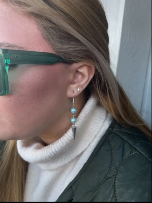 Ljusblåa handgjorda pärlörhängen med nitar  - Jag skapar dessa örhängen av noggrant utvalda pärlhalsband från secondhand - ett medvetet val för att ge vackra material ett nytt liv. Eftersom pärlorna är återbrukade kan små märken eller färgskiftningar förekomma på t.ex. metallen. Undvik kontakt med vatten för att bevara smyckena så fina som möjligt. Alla örhängen är handgjorda och säljs i par.🩵🩵🤩 