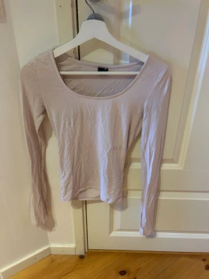 Ljusrosa tröja från Gina Tricot - Tröja från Gina Tricot i använt men ok skick. Därav priset. Finns ett litet hål på ena armen, se bild. Storlek XXS. Slits i ärmarna. 🤍