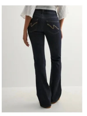 Mörkblå Jeans , Nelly - Väldigt mörkblå jeans med detalj på bakfickorna. Tror inte dessa säljs längre och dessa är bara använda en gång så de e som nya. Hör av dig vid funderingar, pris är disskuterbart! 💞(ursäktar att bilderna är dåliga)