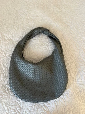 Grå flätad handväska Gina Tricot - Säljer denna väska från ginatricot då den inte har kommit till användning🥰